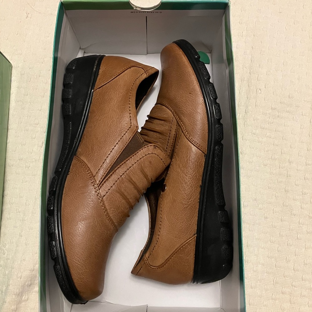 Easy Street Comfort Wave Women’s size 7W Tan slip on loafers NIB